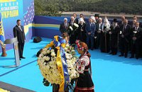 Женщину судят за то, что отрезала фамилию Януковича на венке