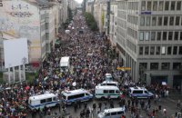 У Берліні близько 18 000 мітингувальників протестують через карантинні обмеження