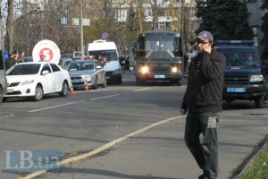 З будівлі МВС виносять документи, зброю, оргтехніку