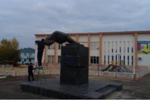"Свободовцы" повалили Ленина в Сватово