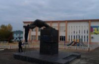 "Свободовцы" повалили Ленина в Сватово