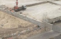 Скандальне будівництво в Києві обгороджують бетонним парканом