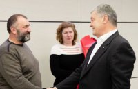 Порошенко зустрівся зі звільненим під заставу генералом Павловським