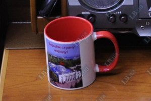 Коммунистам к Дню защитника подарили чашки с красным флагом на Верховной Раде