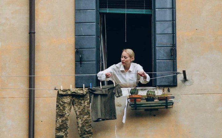 Українська художниця Дар'я Кольцова розвісила форму українських військових у Венеції