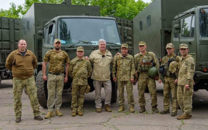 Порошенко привіз десантникам 81-ї бригади комплект техніки