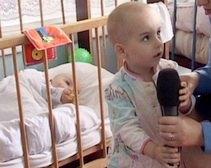Мать-алкоголичка бросила под дождем 2-х малолетних детей