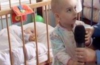 Мать-алкоголичка бросила под дождем 2-х малолетних детей