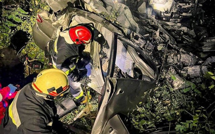 На Тернопільщині внаслідок зіткнення вантажівки та легковика загинули 3 людини