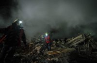 Із зруйнованого російською ракетою будинку у Дніпрі вдалося врятувати 39 людей