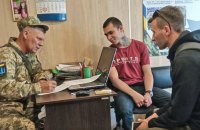 Виїзд хлопців до 18 років за кордон. Чи потрібні додаткові документи й дозволи від ТЦК?