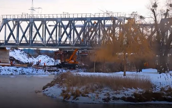 Укрзалізниця отримала обладнання для швидкого відновлення мостів та залізничної інфраструктури