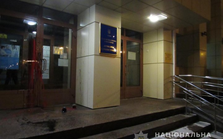 Поліція повідомила про підозру 4 зловмисникам за підпал Дніпровської РДА