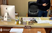 У Ніжині на хабарі викрили поліцейського, у якого на столі стояла табличка "Хабарі не беремо!"