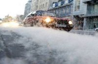 Улицу в центре Риги засыпало пухом