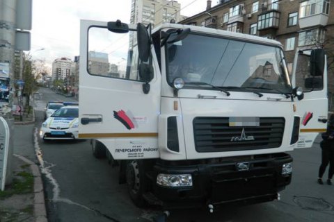 В Киеве парень угнал водовоз, чтобы покатать брата