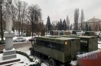 Под Киевским апелляционным судом начал собираться митинг в поддержку Порошенко