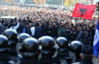 В Албании офис премьер-министра забросали яйцами