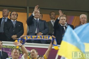 Янукович пообщался с фанатами в донецкой фан-зоне