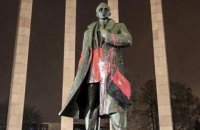 Пам'ятник Бандері у Львові облили червоною фарбою 