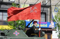 В Донецке на фоне памятника освободителям Донбасса сожгли красный флаг