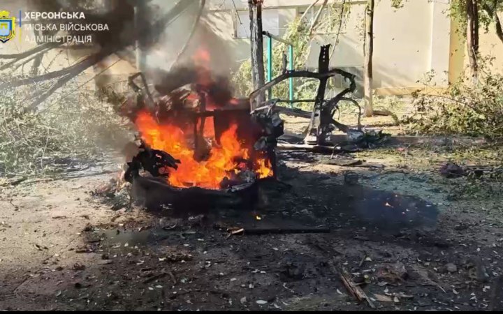 Росіяни вдарили дроном по цивільному авто на Херсонщині, є поранений