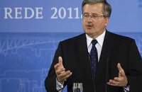 Россия ставит под сомнение границы Украины и международный порядок, - Коморовский