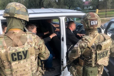 Троє працівників митного поста у Львівській області попалися на систематичні хабарі