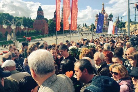 В Москве активисты возложили цветы к месту гибели Бориса Немцова