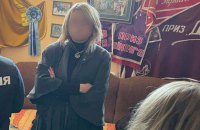 Заступниця директора столичного Іподрому вимагала хабар за надання в оренду приміщень для зберігання гуманітарки, – прокуратура