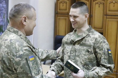 Освобожденным из плена военным вручили обновленные документы 