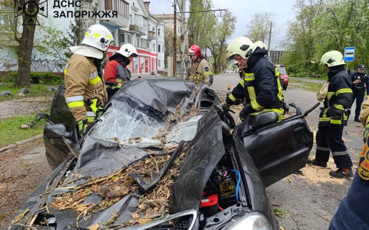 Унаслідок шквального вітру в Україні загинуло 3 людей і поранено 8. Негода збережеться і сьогодні