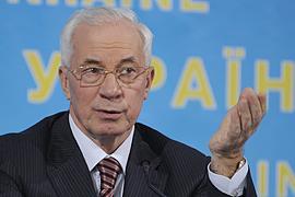 Азаров ищет героических женщин для работы в Кабмине