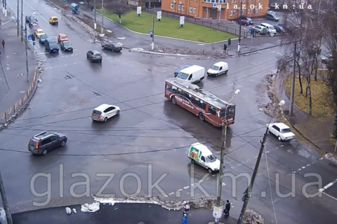 Водитель троллейбуса в Хмельницком проехал по участку без троллейбусной линии