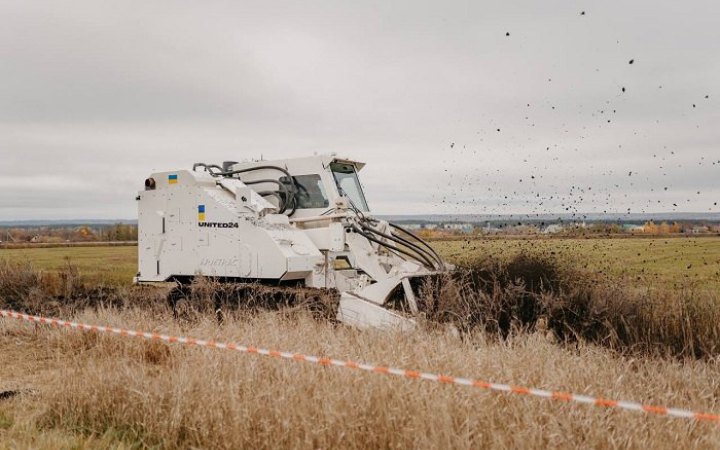 ​На зібрані через United24 кошти Україна отримала машину для розмінування Armtac 400