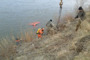 Автомобиль упал в реку в Черниговской области