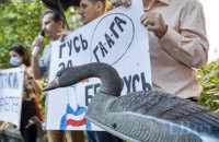 Под белорусским посольством в Киеве состоялась акция "Гусь за Беларусь"