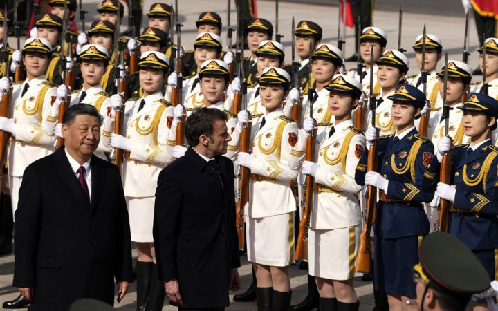 Макрон та Сі Цзіньпін зустрілися в Пекіні