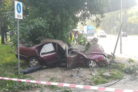 Во Львове 21-летняя девушка, скрываясь с ДТП, сбила электроопору, врезалась в дерево и погибла