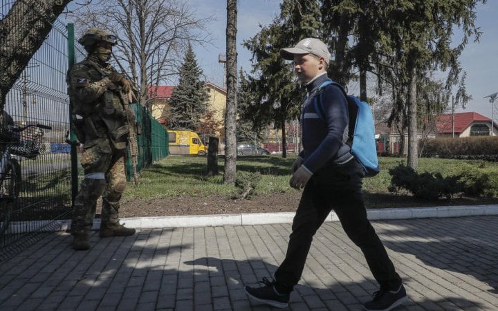 Школярів на ТОТ зобов’язали співати російський гімн і піднімати триколор