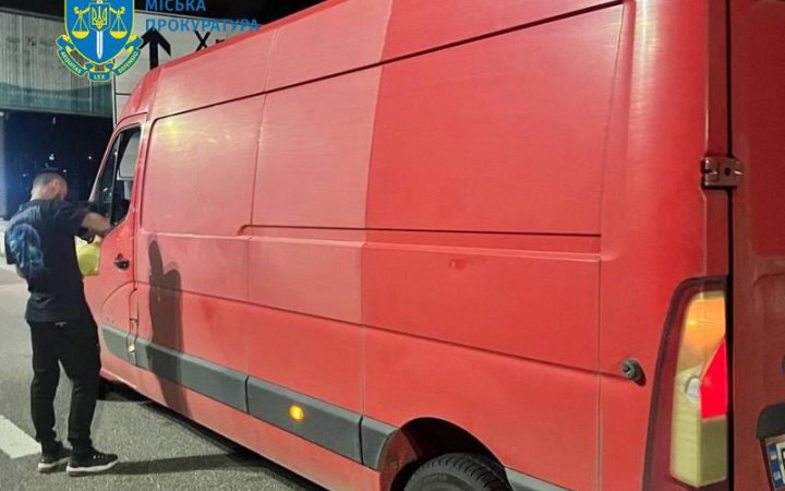 ​У Києві на блокпосту затримали чоловіка, який без документів віз дев'ять плямистих оленів. Одна тварина померла