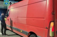 ​У Києві на блокпосту затримали чоловіка, який без документів віз дев'ять плямистих оленів. Одна тварина померла