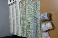 У Київській області накрили мережу з продажу підроблених Apple