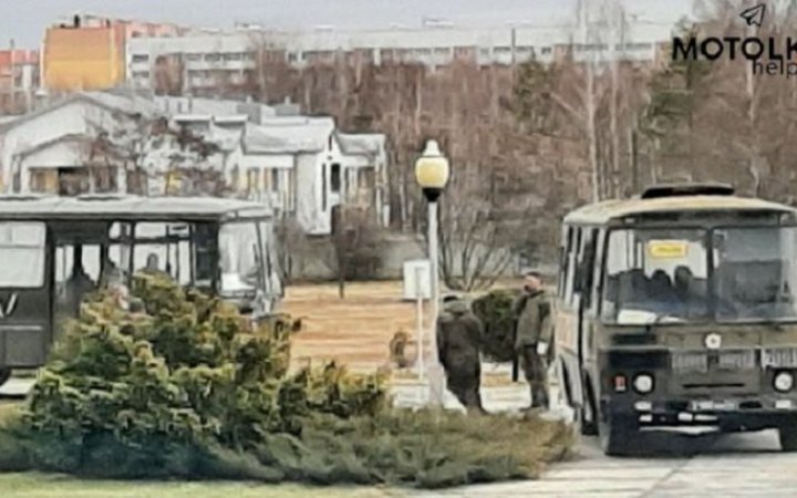 ​В белорусский центр радиационной медицины прибывают автобусы с российскими военными из зоны ЧАЭС