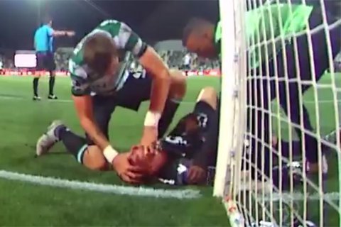 Игрок "Спортинга" во время матча спас жизнь вратарю, не дав ему задохнуться
