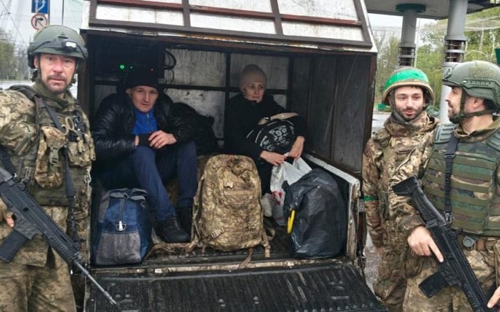 ​Бійці батальйону "Карпатська Січ" вивели з Костянтинівки двох цивільних