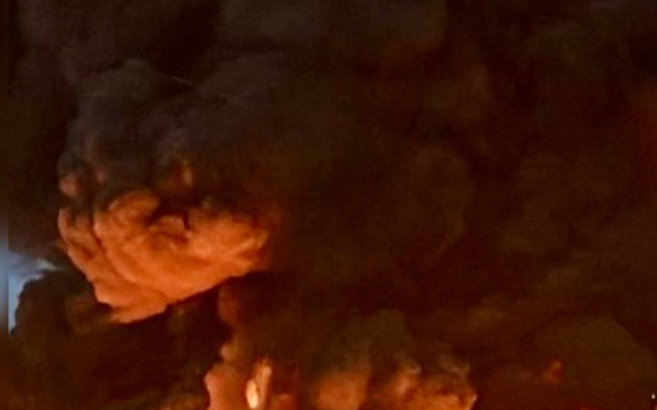 На Дніпропетровщині виникла масштабна пожежа через російську атаку по місту Самар