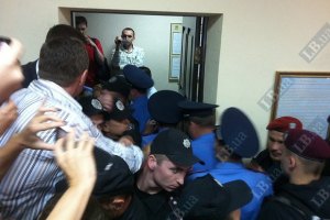 Бютовцы у суда поругались с журналистами 