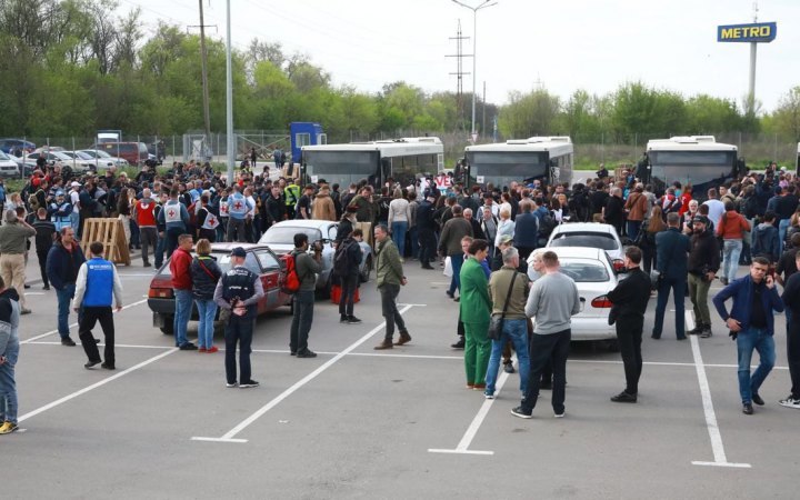 Із Запоріжжя дозволили виїзд приватних авто на тимчасово захоплені території