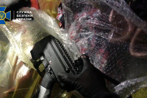 Россиянин пытался провезти в Украину два автомата в детских игрушках
